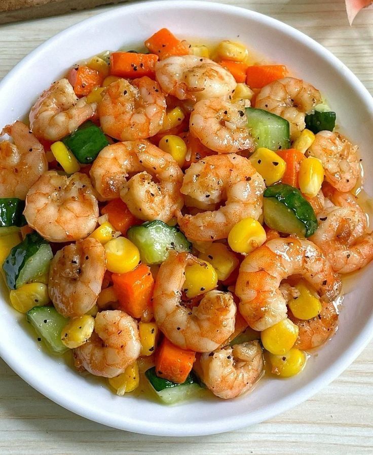 Stir-fried shrimp with carrots, corn and cucumber